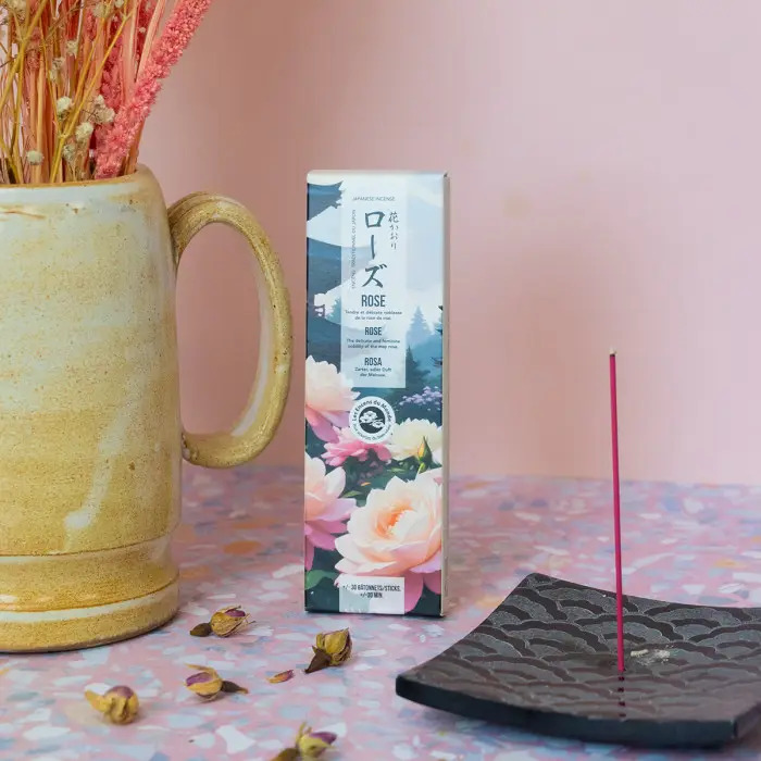 Tradícionális japán füstölőpálcika, kevés füsttel - üde, kifinomult virágos illat - szépség, szeretet, romantika